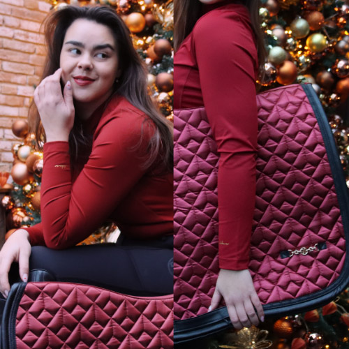 Rode paardrij outfit bij de kerstboom met bijpassend zadeldek