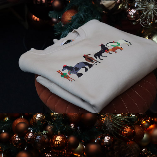 Kersttrui met paardenprint bij de kerstboom