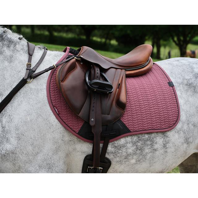 Zadeldek LeMieux Essence Jump Square Donkerroze